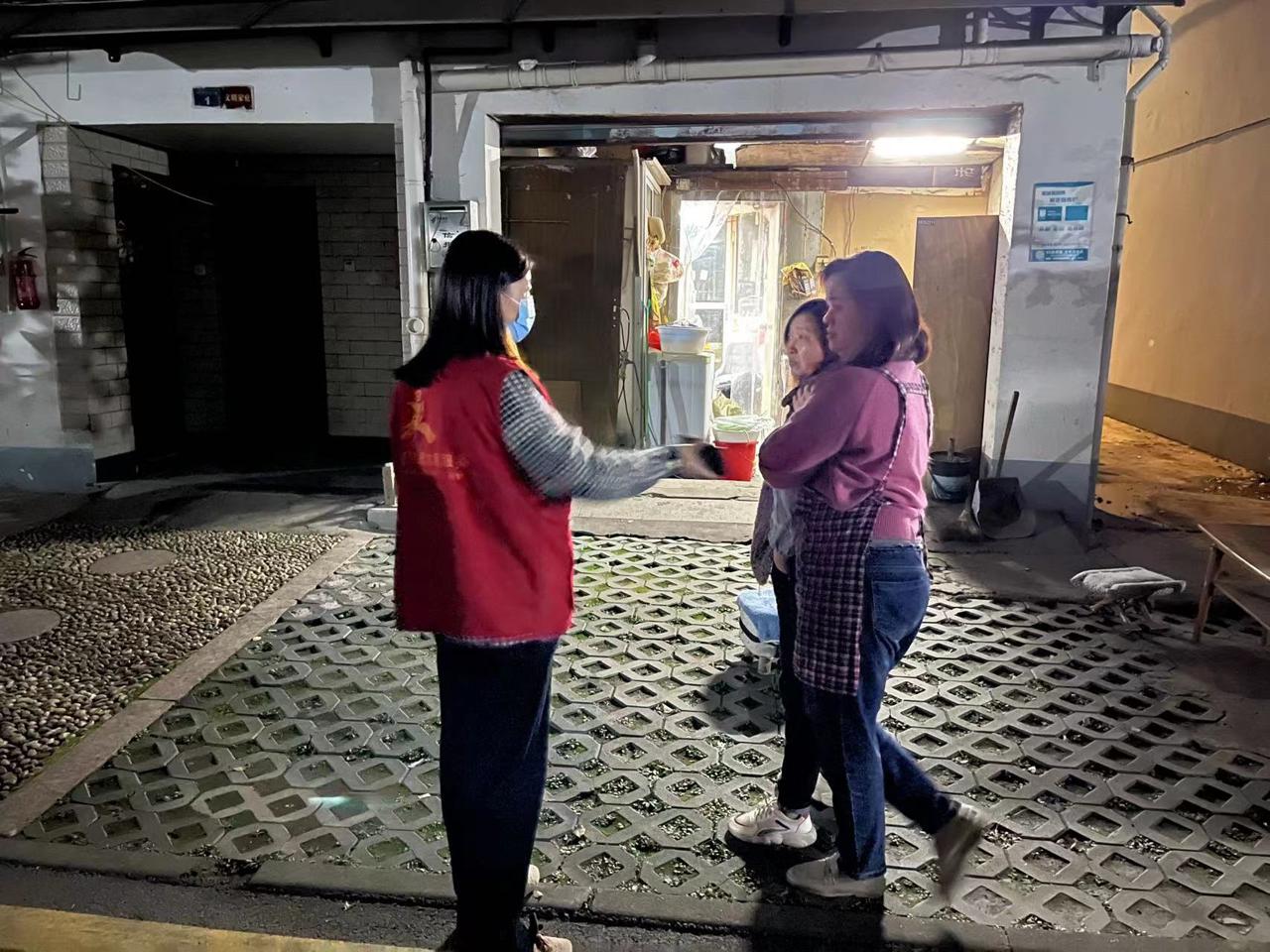 奔走相告（移動垃圾分類房）智能垃圾房圖片，機械箱體升級、定時定點投放！高照街道象賢村垃圾分類繪新貌，智能垃圾分類房，(圖3)