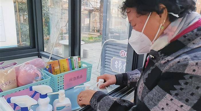 燃爆了（垃圾亭）核酸采樣亭變身愛心漂流亭，核酸采樣感動瞬間，核酸采樣溫暖故事，(圖1)