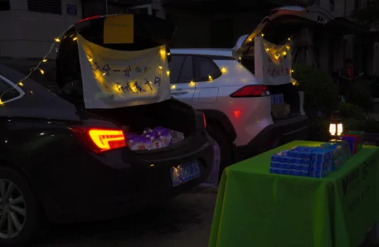 怎么可以錯過（垃圾分類房）嘉興港區(qū)：垃圾分類新玩法，后備箱宣傳點(diǎn)亮垃圾分類“夜生活”，嘉興垃圾分類積分卡丟了還能補(bǔ)嗎，嘉興垃圾分類積分卡去哪里查詢，(圖1)