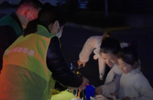 怎么可以錯過（垃圾分類房）嘉興港區(qū)：垃圾分類新玩法，后備箱宣傳點(diǎn)亮垃圾分類“夜生活”，嘉興垃圾分類積分卡丟了還能補(bǔ)嗎，嘉興垃圾分類積分卡去哪里查詢，(圖3)