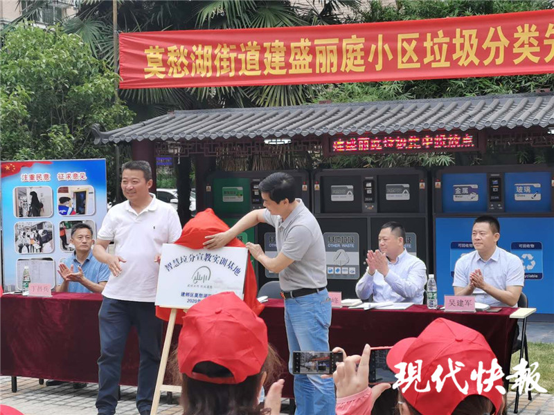 有沒(méi)有做垃圾分類(lèi)亭的廠家呢（垃圾分類(lèi)亭公司）仿園林風(fēng)，建古風(fēng)亭、植金桂樹(shù)，南京這家小區(qū)垃圾分類(lèi)聽(tīng)居民建言，垃圾分類(lèi)亭生產(chǎn)廠家，沒(méi)想到，(圖1)