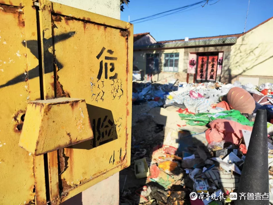 垃圾房（花壇變垃圾堆頻頻起火！相關(guān)負(fù)責(zé)人：將盡快清理并尋求長決方案）清理花壇垃圾的方法，清理花壇垃圾簡報，(圖3)