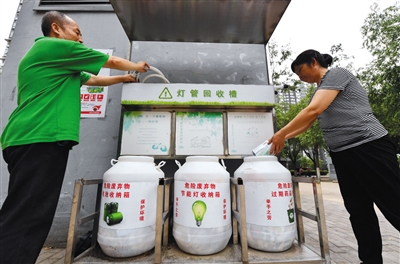 小區(qū)垃圾分類倡議書（小區(qū)垃圾分類房）小區(qū)垃圾分類房建設(shè)標(biāo)準(zhǔn)，小區(qū)垃圾分類用上智能垃圾桶，原創(chuàng)，(圖1)