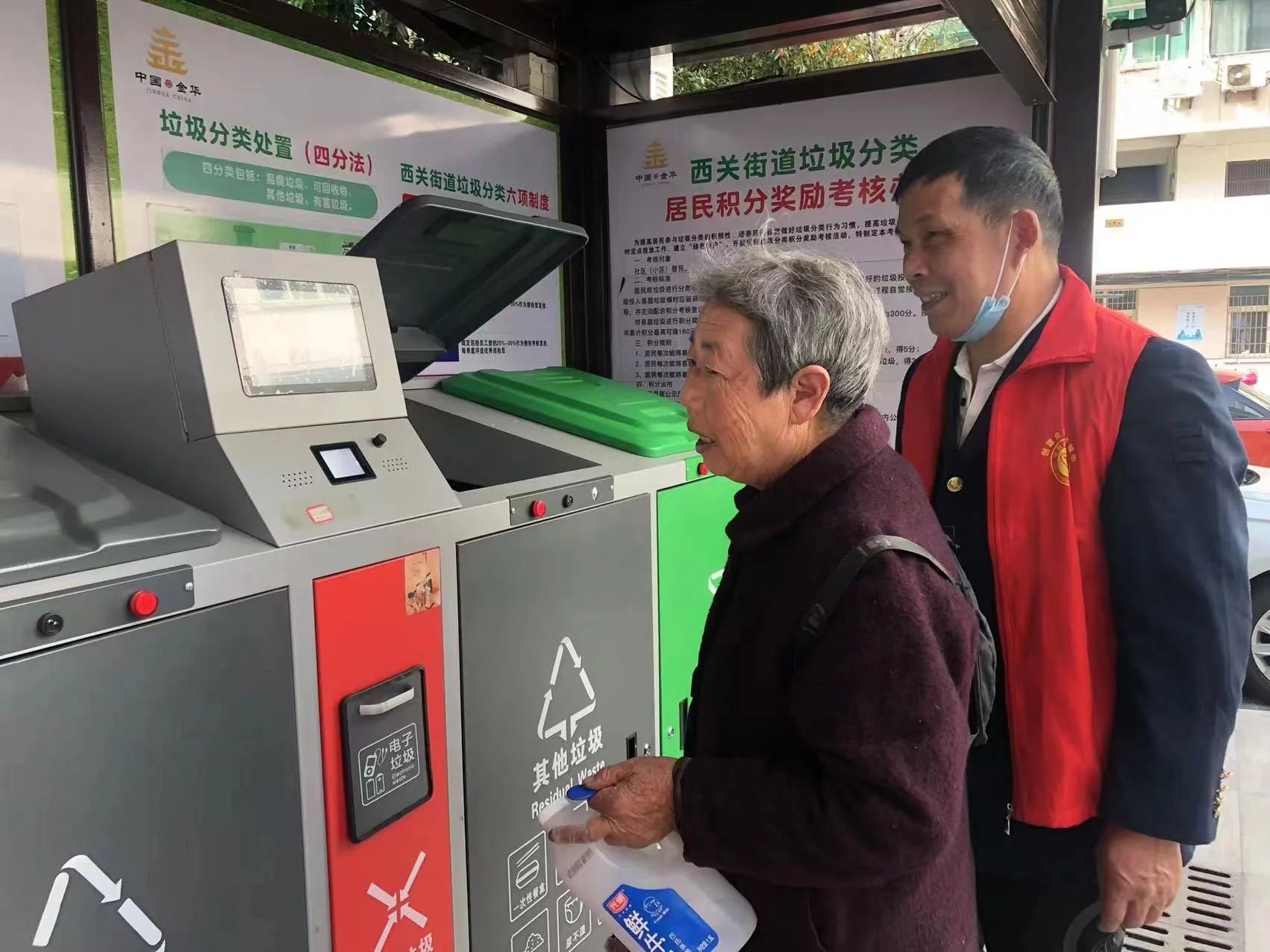 小區(qū)垃圾分類投放溫馨提示（垃圾分類箱公司）關(guān)于垃圾分類的溫馨提示，智能垃圾分類箱“上崗”，開啟“零接觸”垃圾投放，這樣也行？，(圖2)