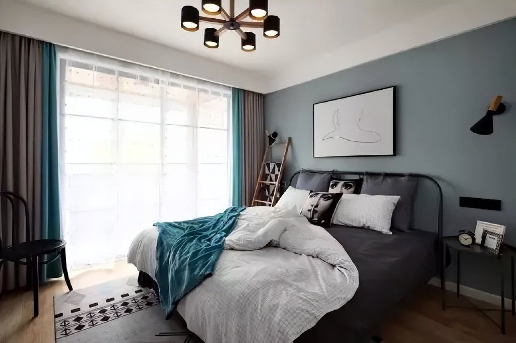 電視背景墻裝修效果圖2020新款隱形門（垃圾分類房）現(xiàn)代簡約風(fēng)格隱形門電視墻效果圖，80平簡約風(fēng)二居室電視墻加隱形門，將兒童房小陽臺(tái)做成粉色小書房，學(xué)到了，(圖2)