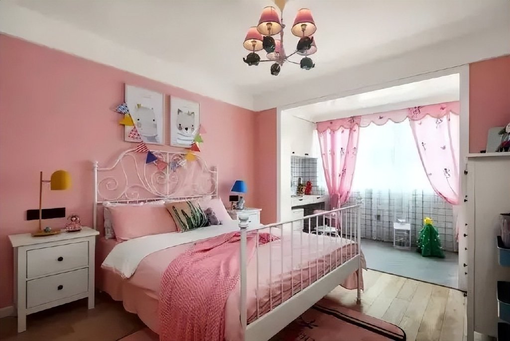 電視背景墻裝修效果圖2020新款隱形門（垃圾分類房）現(xiàn)代簡約風(fēng)格隱形門電視墻效果圖，80平簡約風(fēng)二居室電視墻加隱形門，將兒童房小陽臺(tái)做成粉色小書房，學(xué)到了，(圖3)