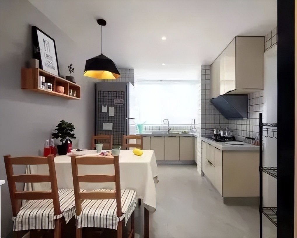 電視背景墻裝修效果圖2020新款隱形門（垃圾分類房）現(xiàn)代簡約風(fēng)格隱形門電視墻效果圖，80平簡約風(fēng)二居室電視墻加隱形門，將兒童房小陽臺(tái)做成粉色小書房，學(xué)到了，(圖5)