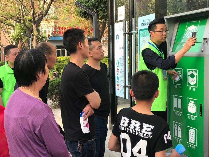 陜西垃圾箱廠家（智能垃圾分類箱的優(yōu)點(diǎn)）西安垃圾桶批發(fā)廠家，咸陽試點(diǎn)智能垃圾分類箱 分類丟垃圾可換生活用品，深度揭秘，(圖1)