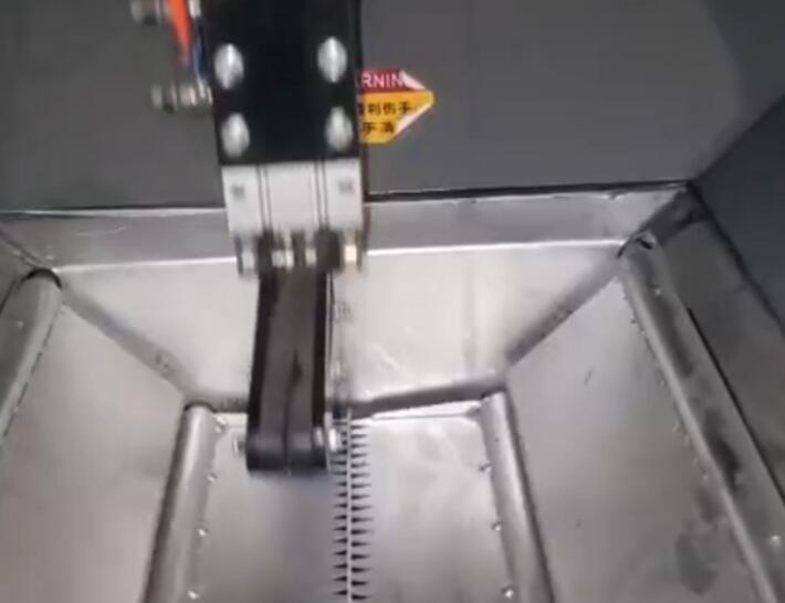 機(jī)器人垃圾分類破袋過(guò)程