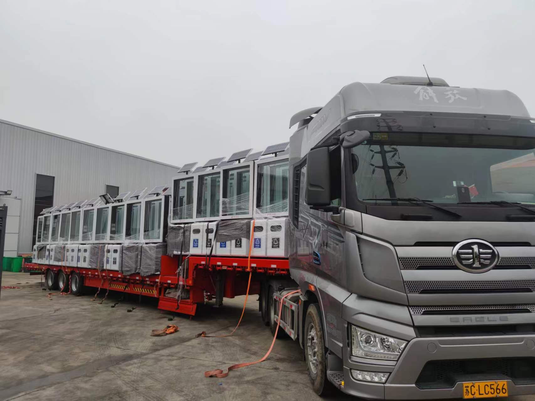 由江蘇中翔云環(huán)境科技有限公司生產(chǎn)的太陽能果皮箱發(fā)貨小記(圖3)