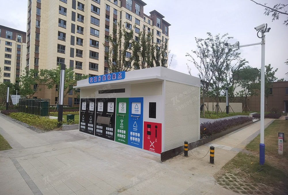 中翔云環(huán)境為沭陽海峰博士苑生產(chǎn)的垃圾分類房以及垃圾分類回收箱現(xiàn)場吊裝安裝完畢(圖4) 4.jpg